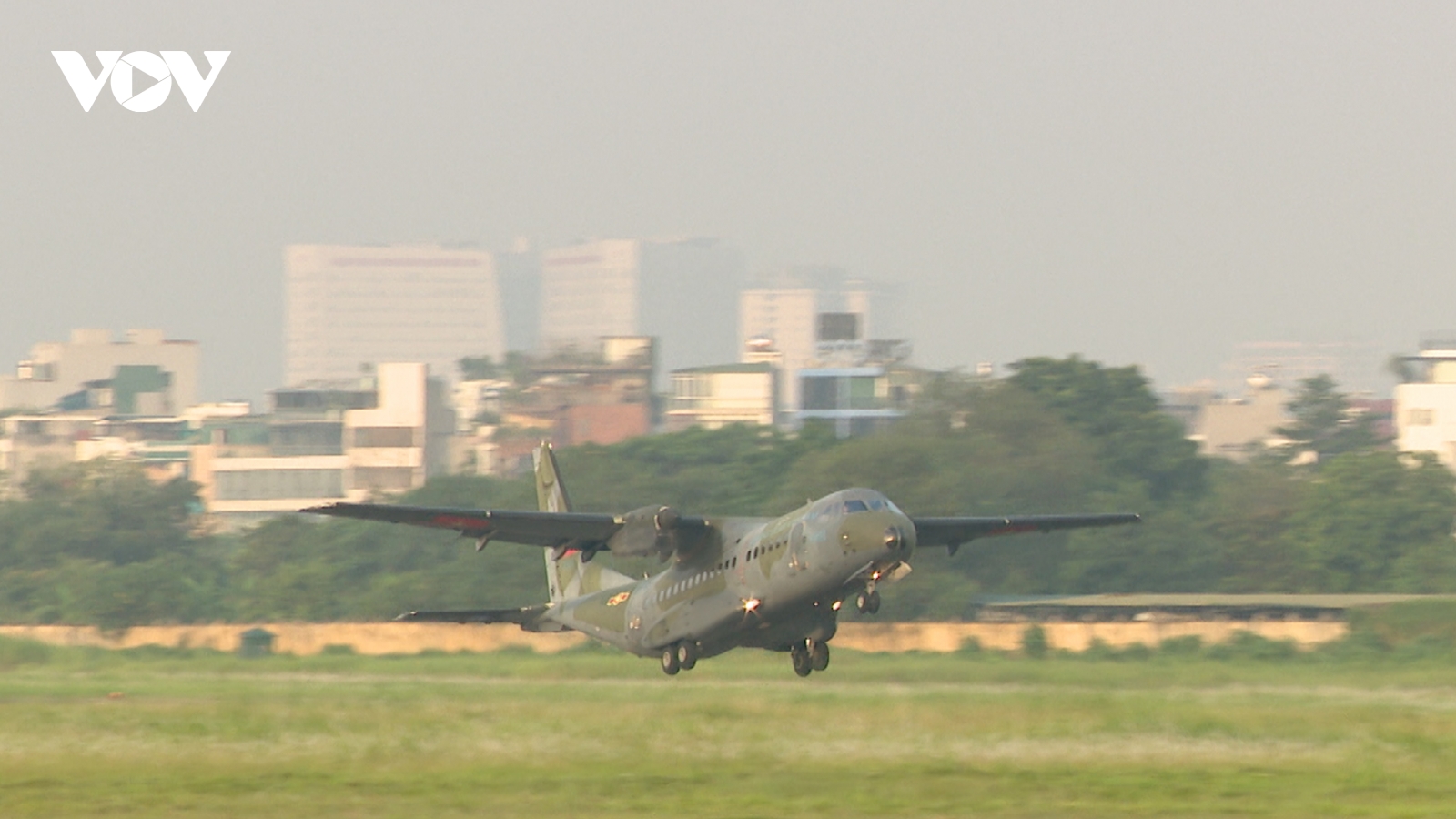 “Ngựa thồ” CASA C-295 luyện bay chào mừng Quốc khánh 2/9
